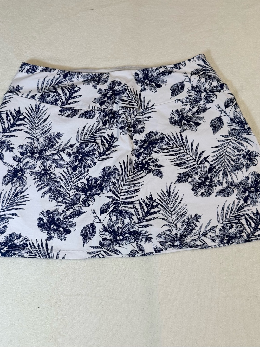TEEZHer White and Navy Floral Print Women’s Skort- Like New - Size Petite Large